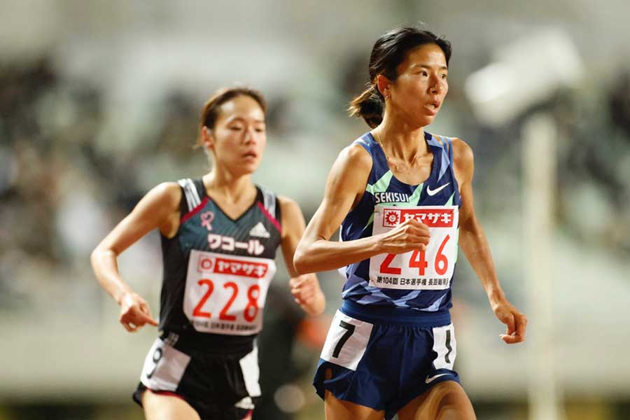 日本選手権、女子1万メートルで優勝を飾った新谷仁美【写真：奥井隆史】