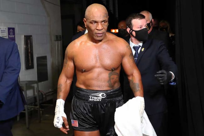 54歳タイソンが響かせる衝撃音 のけ反る左フックに反響「破壊的な