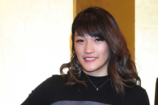 Rena 内山高志とミット打ち 元王者とコラボの3ショットに反響 カッコいいです The Answer スポーツ文化 育成 総合ニュースサイト