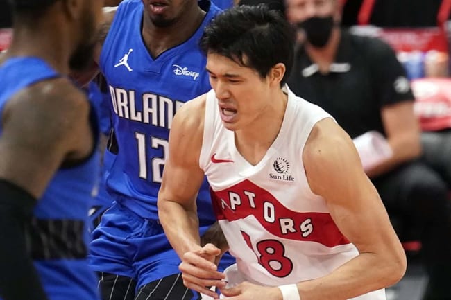 女性審判と話し込む渡邊雄太 試合中の何気ない1枚に米ファン反響 可愛いユウタ The Answer スポーツ文化 育成 総合ニュースサイト