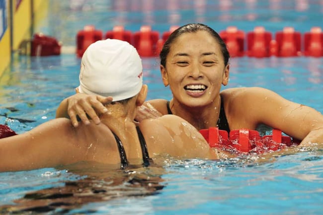 女子水泳　試合後 東京都特別水泳大会 女子50メートル自由形＞レース後、笑顔を ...