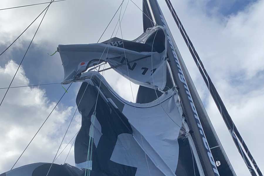 裂けたメインセール【写真：DMG MORI SAILING TEAM提供】