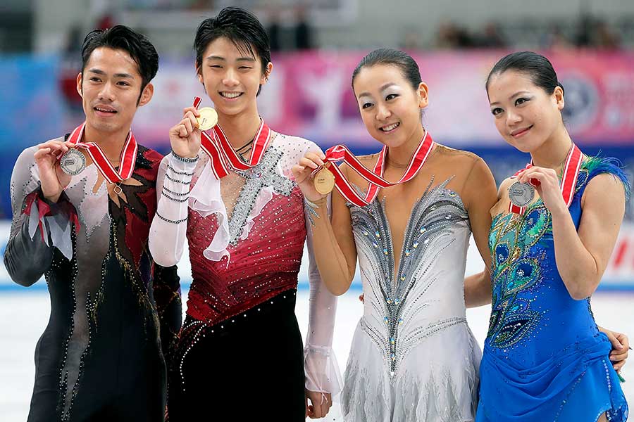 現役時代の鈴木さん（一番右）、高橋大輔、羽生結弦、浅田真央らとフィギュア人気を牽引した【写真：Getty Images】