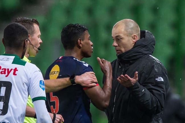 オランダ1部で珍事 選手と敵将の ひと悶着 に海外注目 痛がり方がまるで子ども The Answer スポーツ文化 育成 総合ニュースサイト