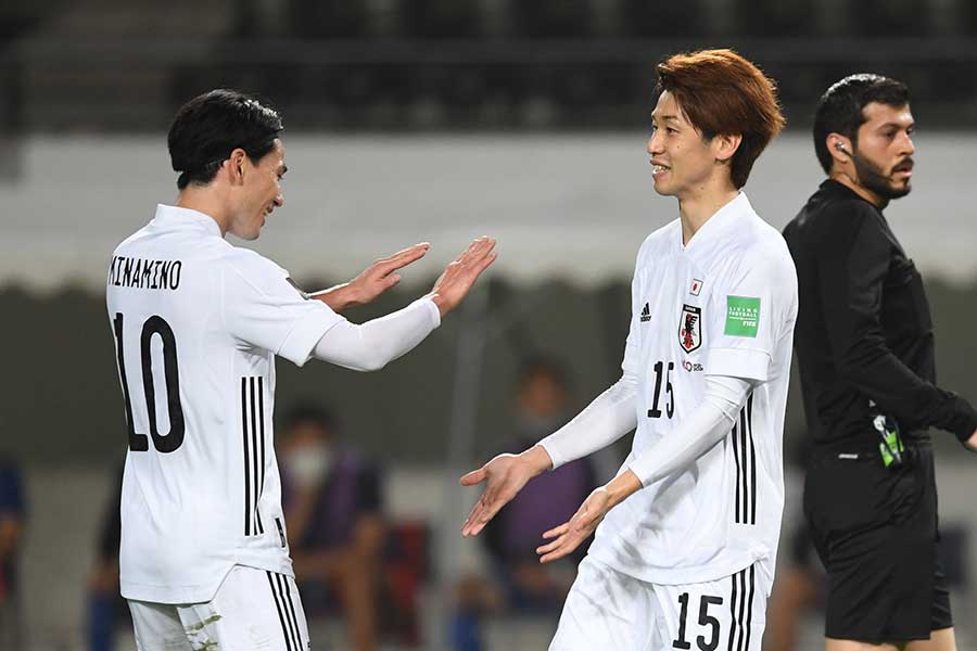 サッカー日本代表の南野拓実（左）と大迫勇也【写真：Getty Images】