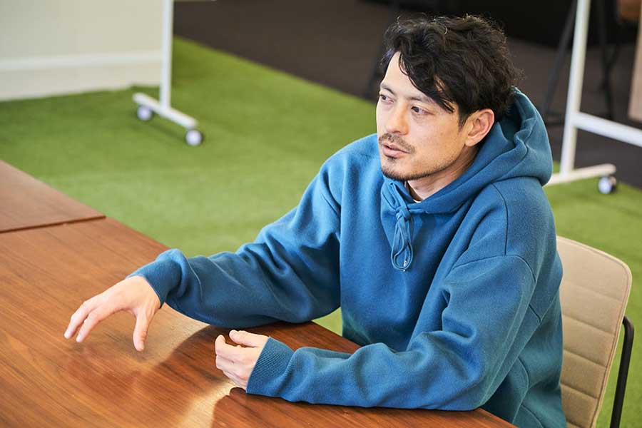 ビジネスに必要なことはサッカーに全て詰まっていたと語る鈴木氏【写真：小野瀬健二】