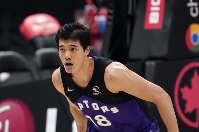 渡邊雄太直筆サイン入り　NIKE カイリー5 デューク大　渡邊雄太限定モデル 渡邊雄太へ「ここにサインして」 ペン握る