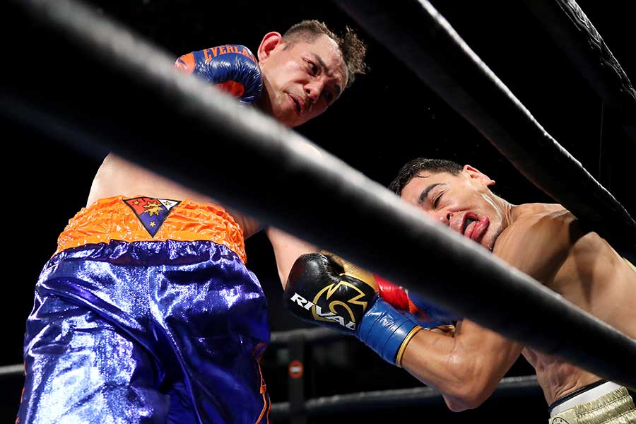 WBC世界バンタム級タイトルマッチ、ノニト・ドネア（左）はノルディ・ウーバーリに4回TKO勝ちした【写真：Getty Images】