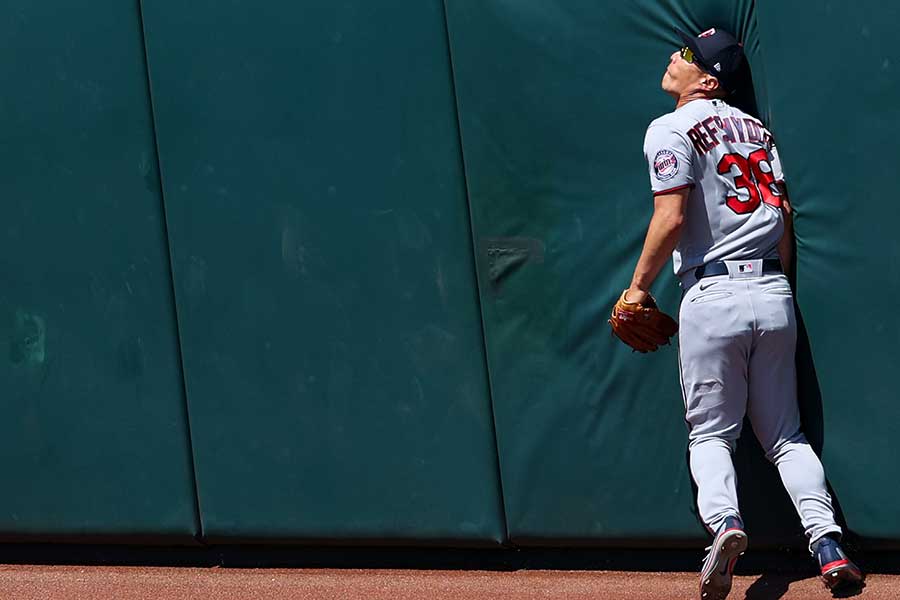 本塁打を追ってフェンスに激突したツインズのロブ・レフスナイダー【写真：Getty Images】