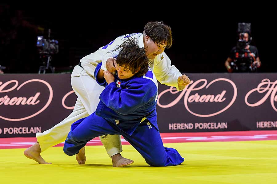 決勝で冨田若春と対戦した朝比奈沙羅（左）【写真：Getty Images】
