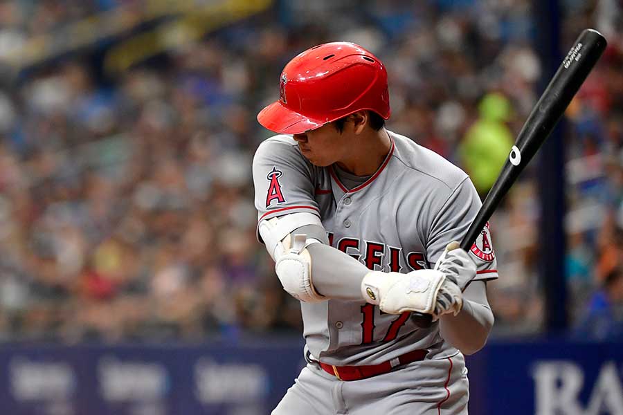 第3打席で右越えに適時二塁打を放つエンゼルスの大谷翔平【写真：Getty Images】