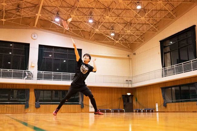 募集中 一人だけの定時制バドミントン部 夜の体育館 高校4年生が先生と振るラケット 青春のアザーカット The Answer スポーツ文化 育成 総合ニュースサイト