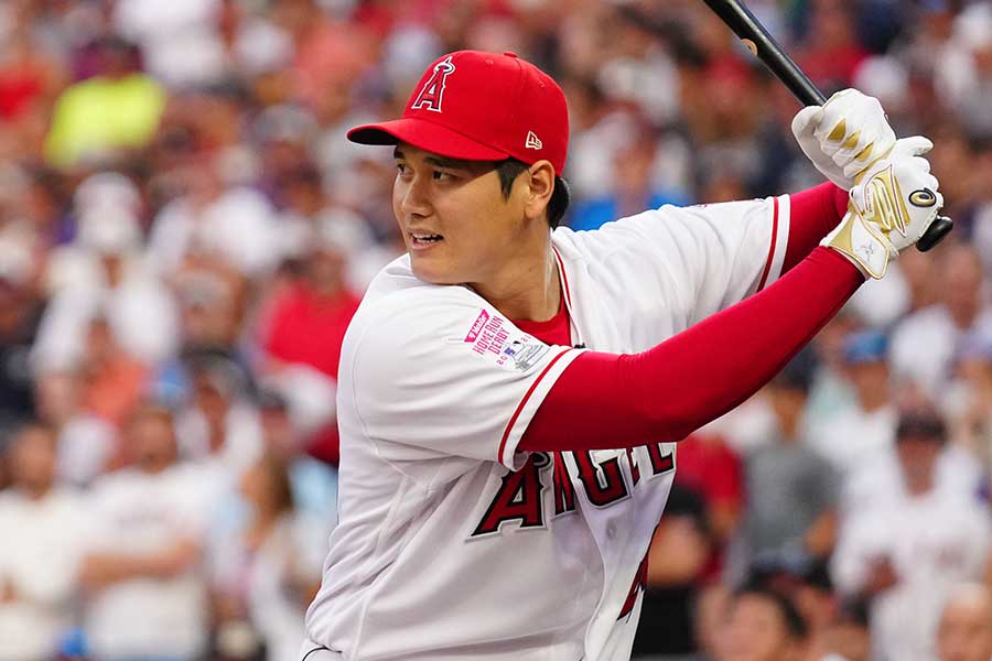 日本選手として初のホームランダービーで鋭い打球を飛ばす大谷翔平【写真：Getty Images】
