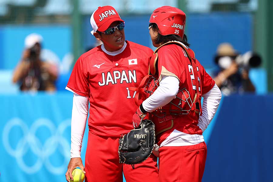 捕手の我妻悠香と話す上野由岐子【写真：Getty Images】