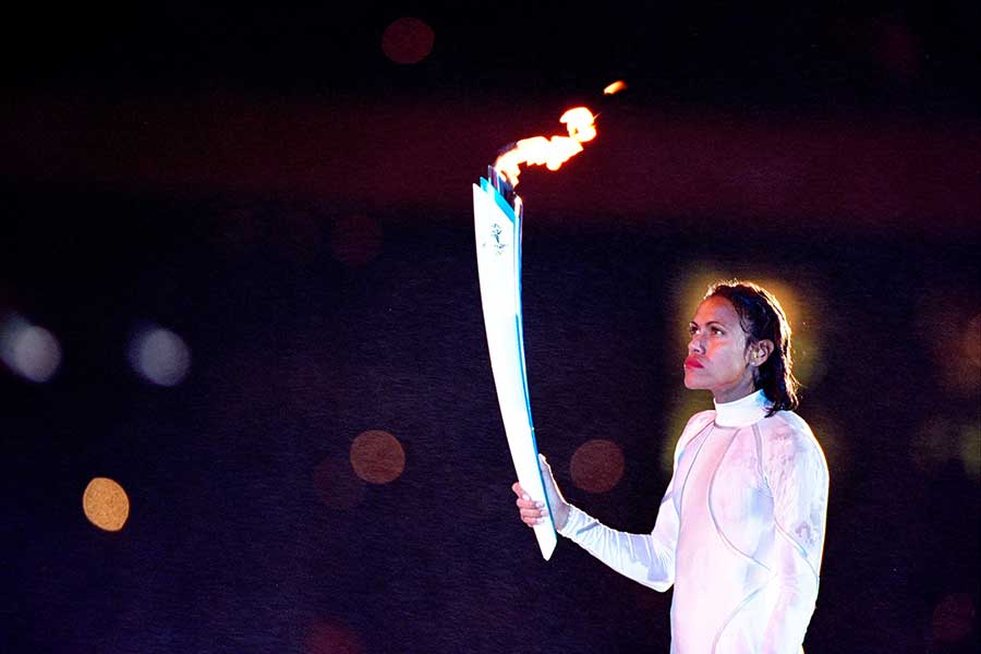 2000年シドニーオリンピックで聖火をともすキャシー・フリーマン【写真：Getty Images】