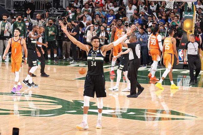 バックスが50年ぶりNBAファイナル制覇 ヤニス爆発50得点でMVP、サンズ 