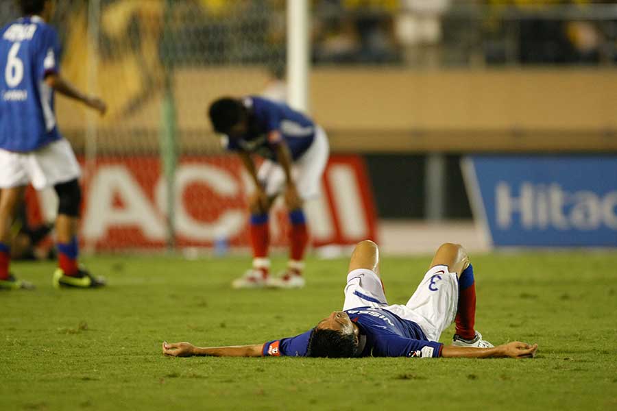 2009年、ピッチにがっくりと倒れ込んだ松田さん【写真：松本正】