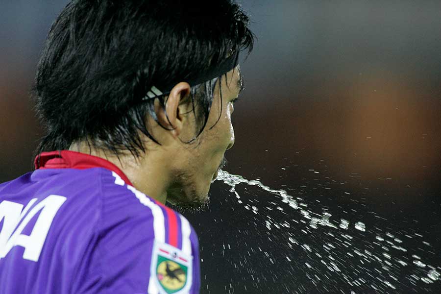 松田さんの姿を追うと水を吐く瞬間をとらえた【写真：松本正】