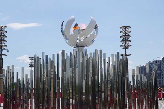 東京五輪の聖火、「夢の大橋」の聖火台へ 観覧自粛呼びかけで見学者は 七の聖火