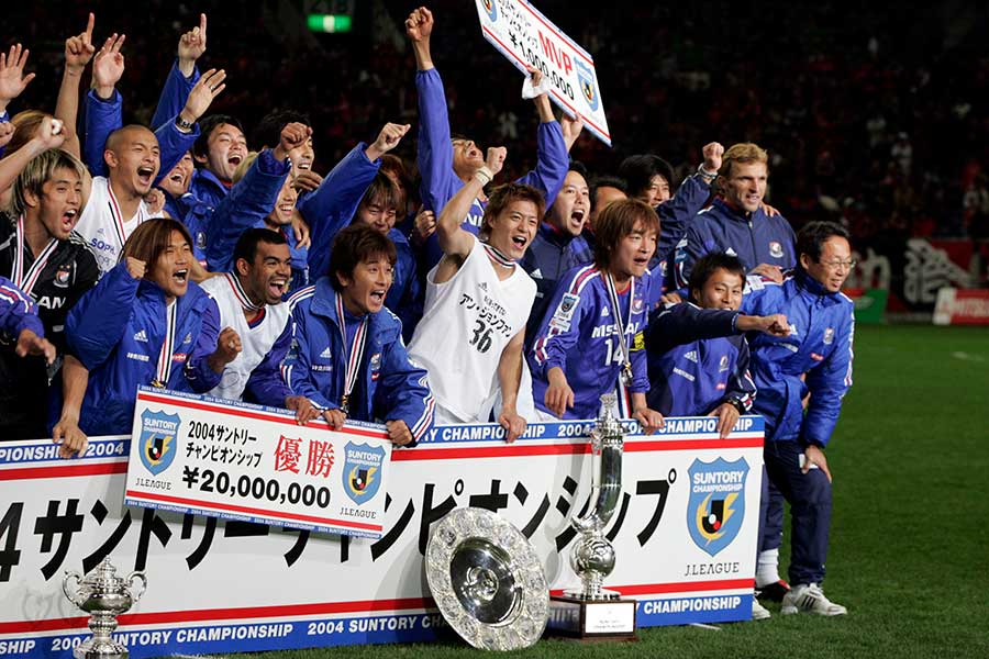 2004年、チャンピオンシップで浦和を破り、Jリーグ連覇を達成した【写真：Getty Images】