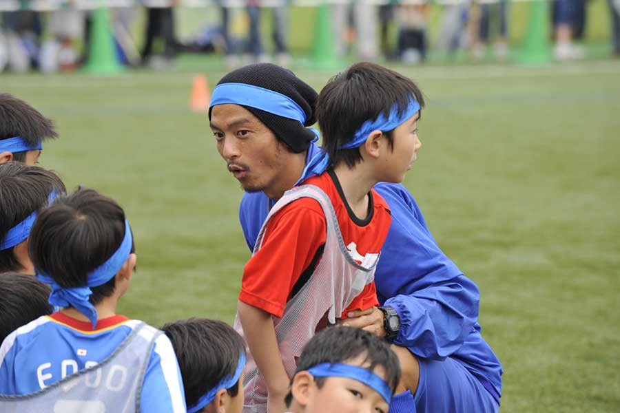 サッカー教室で子供たちと触れ合い、優しい笑顔を見せる松田さん【写真：草野裕司】