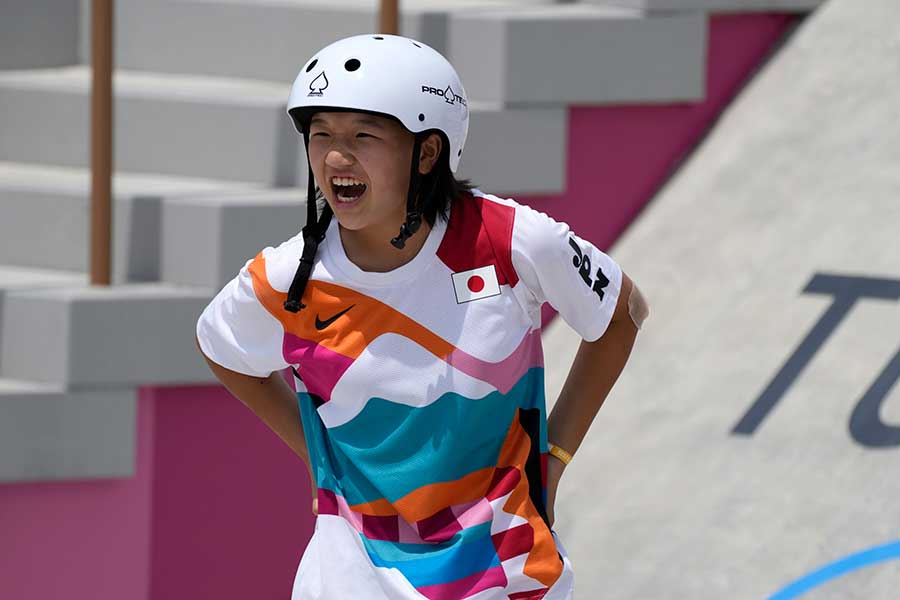 スケートボード・女子ストリートで金メダルを獲得した西矢椛【写真：AP】