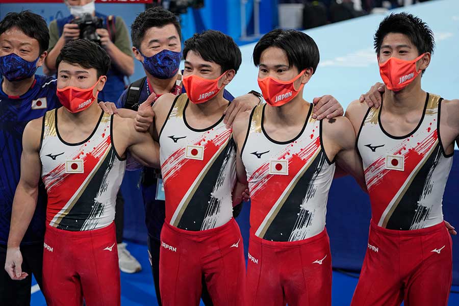 日本は体操男子団体で銀メダルを獲得した【写真：AP】
