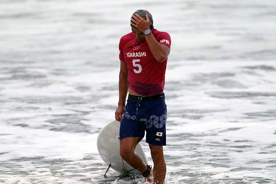 サーフィン男子決勝で敗れ、肩を落とす五十嵐カノア【写真：AP】