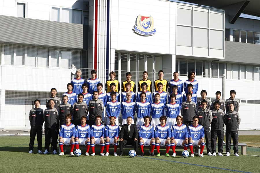 松田さんらと2010年のチーム集合写真に納まった大谷晋吾さん（スタッフの後列右から3人目）【写真：本人提供】