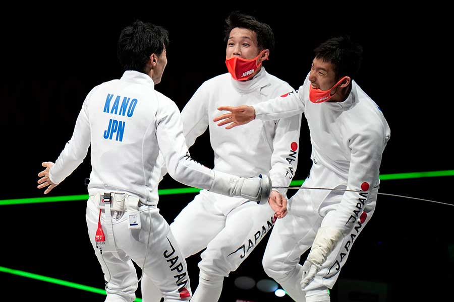 フェンシング男子エペ団体で日本が金メダルに輝いた【写真：AP】