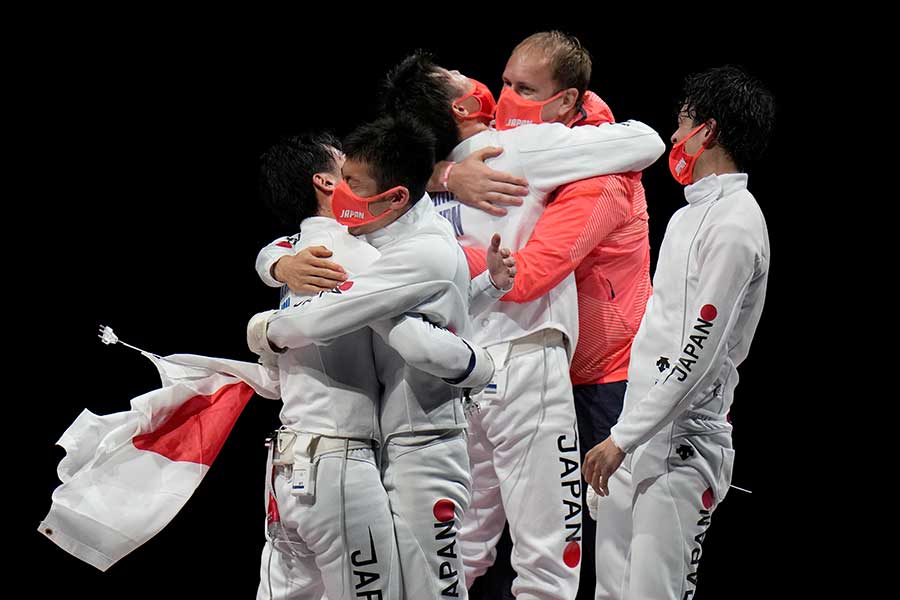 フェンシング男子エペ団体で金メダルを獲得した日本代表の選手たち【写真：AP】