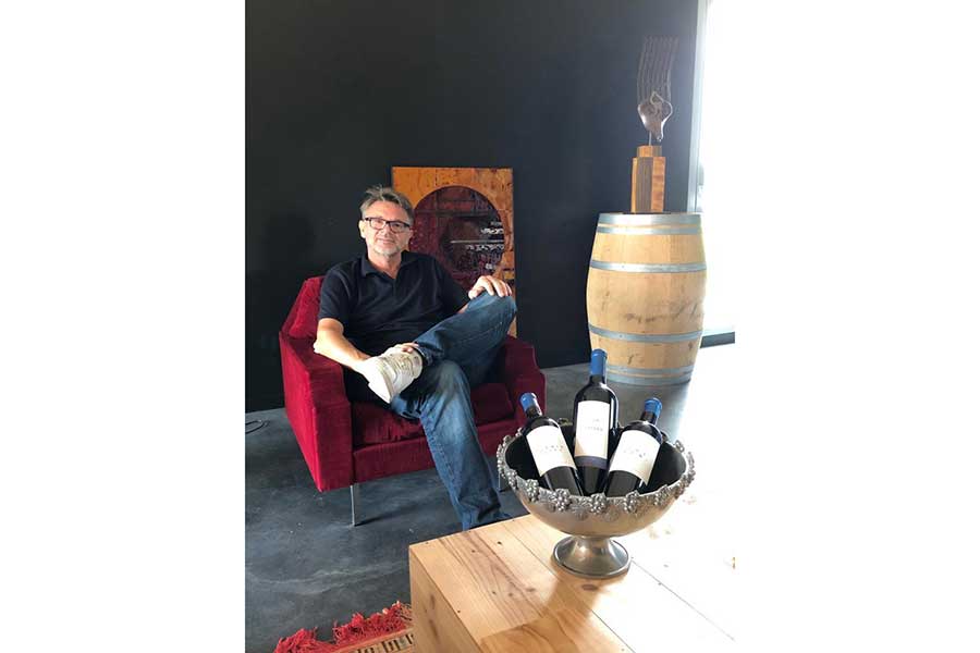 現在はフランス南西部サンテミリオンでワイン園を運営するトルシエ氏、高級赤ワイン「ソルベニ」は深い味わいで評価が高い【写真：本人提供】