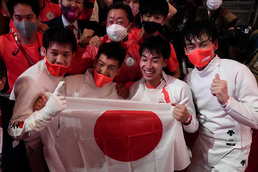 フェンシング男子エペ団体で金メダルを獲得した日本代表の選手たち【写真：AP】