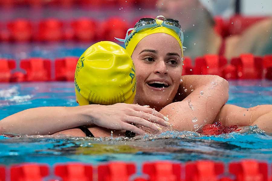 競泳女子200メートル背泳ぎで金メダルを獲得したケーリー・マキオン【写真：AP】