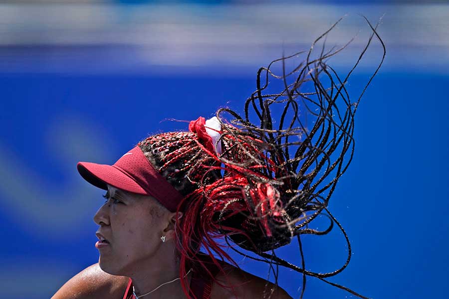 赤×ピンクのドレッドヘアでプレーしたテニスの大坂なおみ【写真：AP】