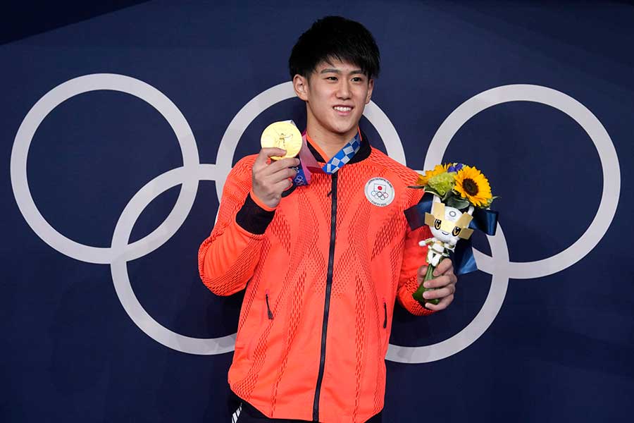 体操男子種目別鉄棒で優勝した橋本大輝【写真：AP】