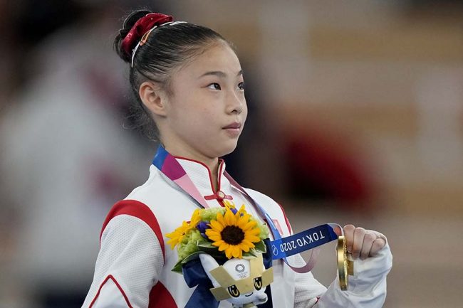 中国体操熱血パパに笑撃 金メダルの娘に演技中取った行動「私なら