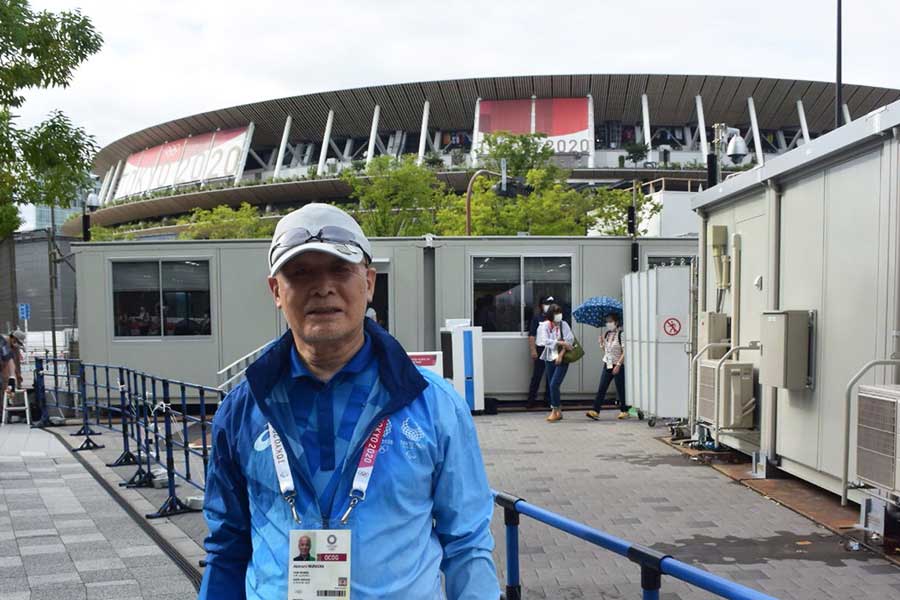 国立競技場でボランティアする村岡亮道さん（※撮影時のみマスクを外しています）【写真：編集部】