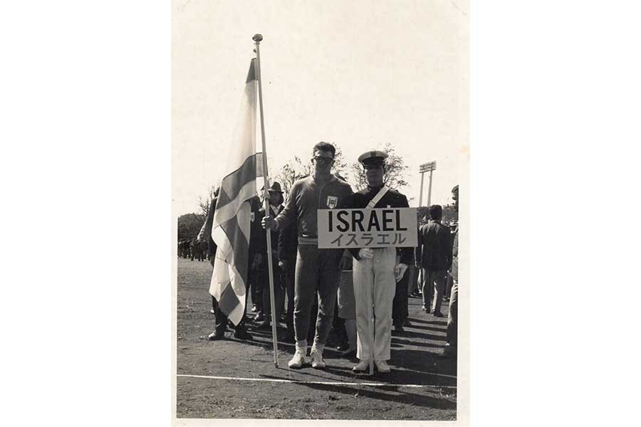 1964年東京五輪でイスラエル選手団を先導する村岡亮道さん【写真：本人提供】
