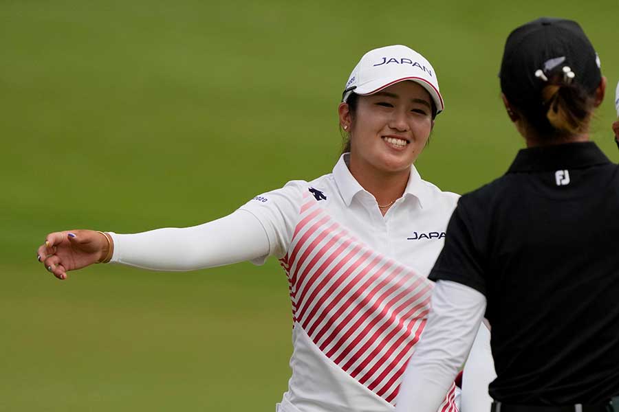 女子ゴルフで銀メダルを獲得した稲見萌寧【写真：AP】