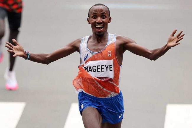 男子マラソンで感動の一幕 銀オランダ選手が銅ベルギー選手を鼓舞する