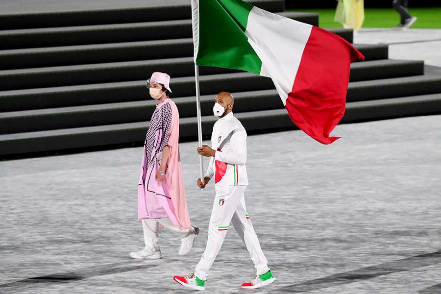 閉会式でイタリアの旗手を務めたマルセル・ジェイコブス【写真：Getty Images】