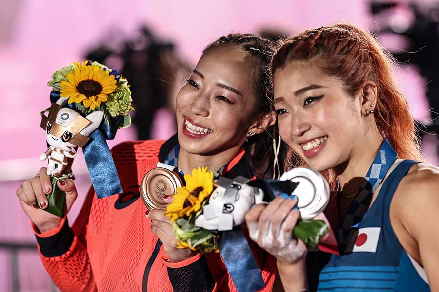 スポーツクライミング女子で銀メダルを獲得した野中生萌と銅メダルの野口啓代【写真：Getty Images】