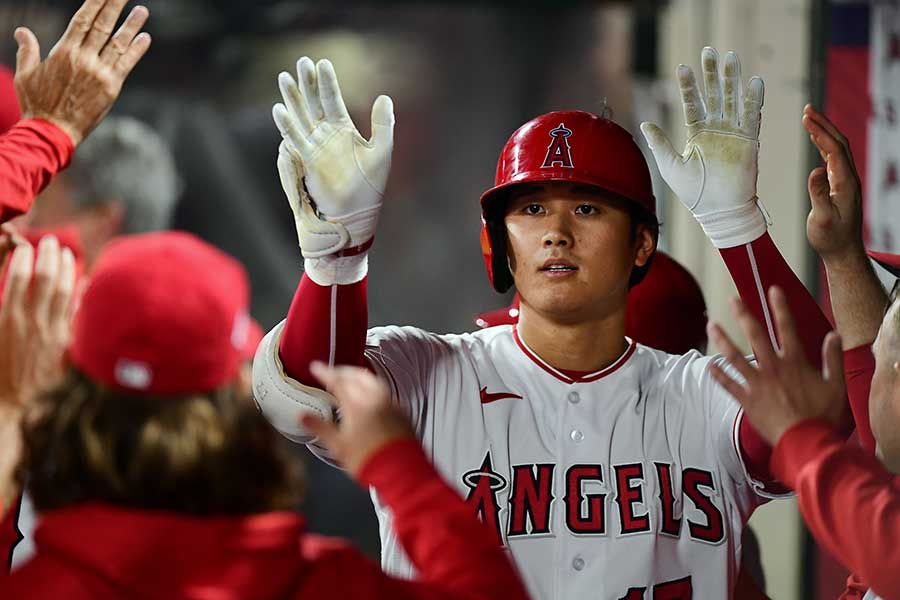 42号本塁打を放ち、ベンチに迎え入れられる大谷翔平【写真：Getty Images】