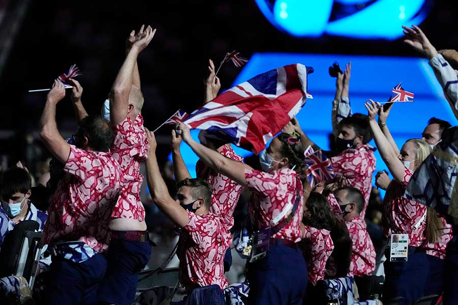 パラリンピックの閉会式でのイギリスの選手たちに注目が集まっている【写真：AP】