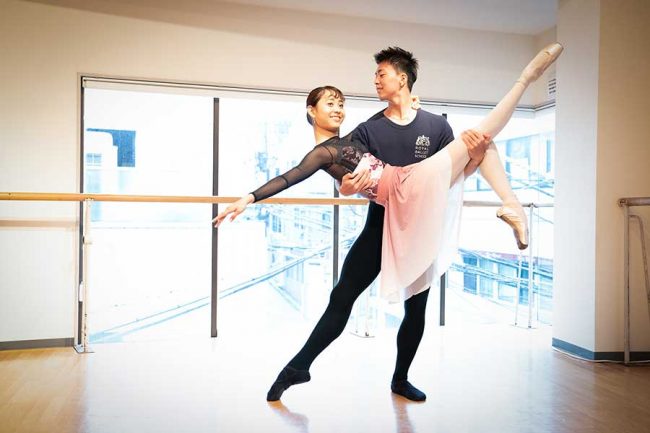 名門の英国ロイヤル バレエ学校を卒業 2人の日本人ダンサーが歩み出すプロへの道 青春のアザーカット The Answer