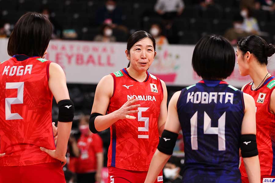 2021年5月の日本代表国際親善試合、チームメイトと会話する荒木絵里香【写真：Getty Images】