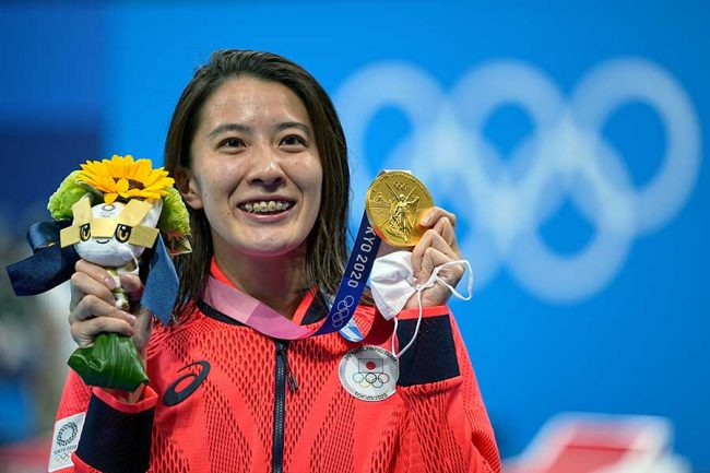 3つ子の米イケメン選手に挟まれた競泳 大橋悠依に反響 両手に花ですね 可愛い The Answer