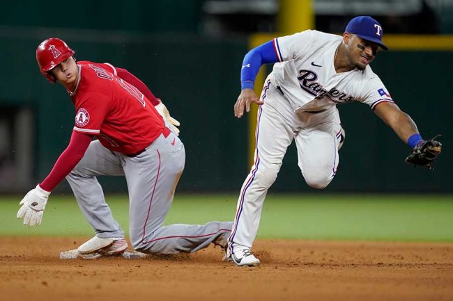 大谷翔平にグラブ破壊された二塁手 敵ベンチ騒然シーンに実況驚き「ここ通ったの？」 | THE ANSWER