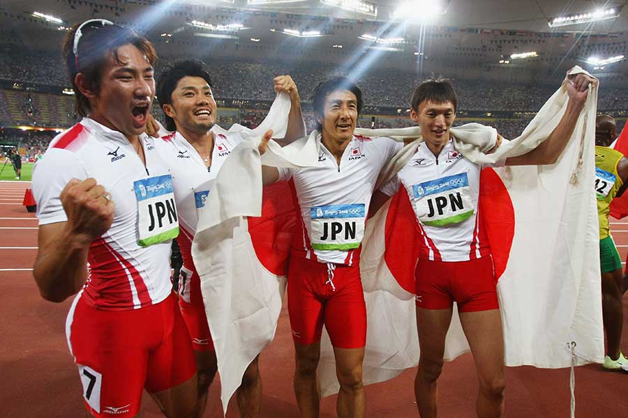 北京五輪400mリレーでメダルを獲得した朝原氏（右から2人目）【写真：Getty Images】